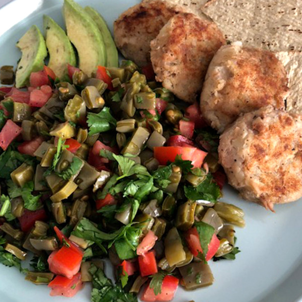 Tortitas de atún con ensalada de nopales - Pizca de Sabor