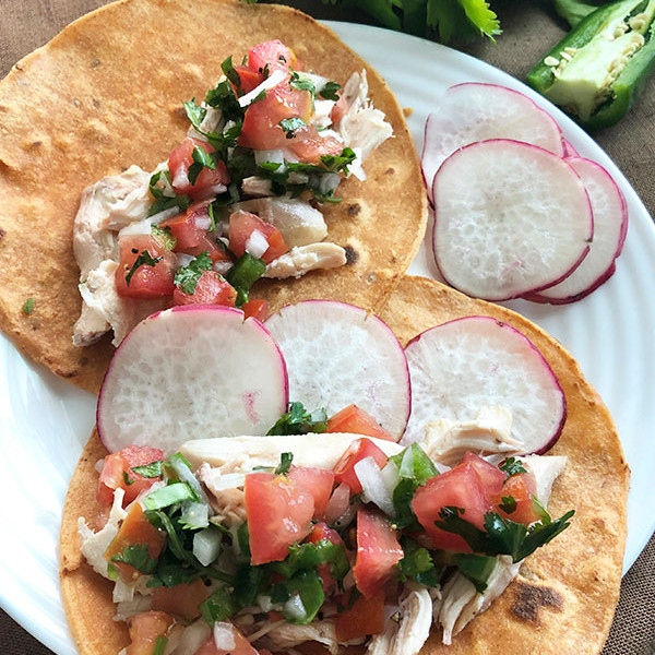 Tacos de pollo braseado con pico de gallo