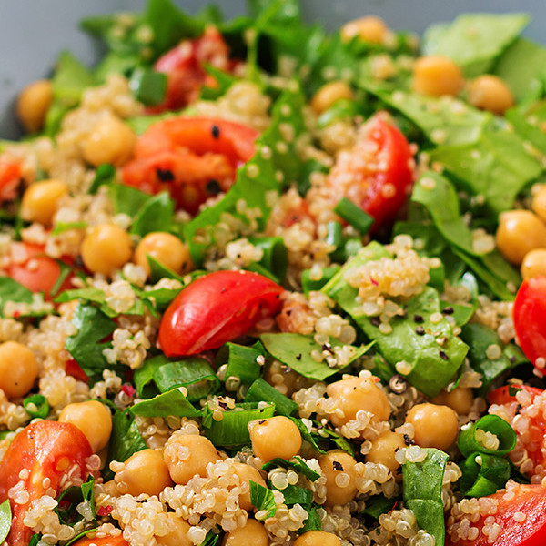 Ensalada fresca de garbanzos con quinoa Pizca de Sabor